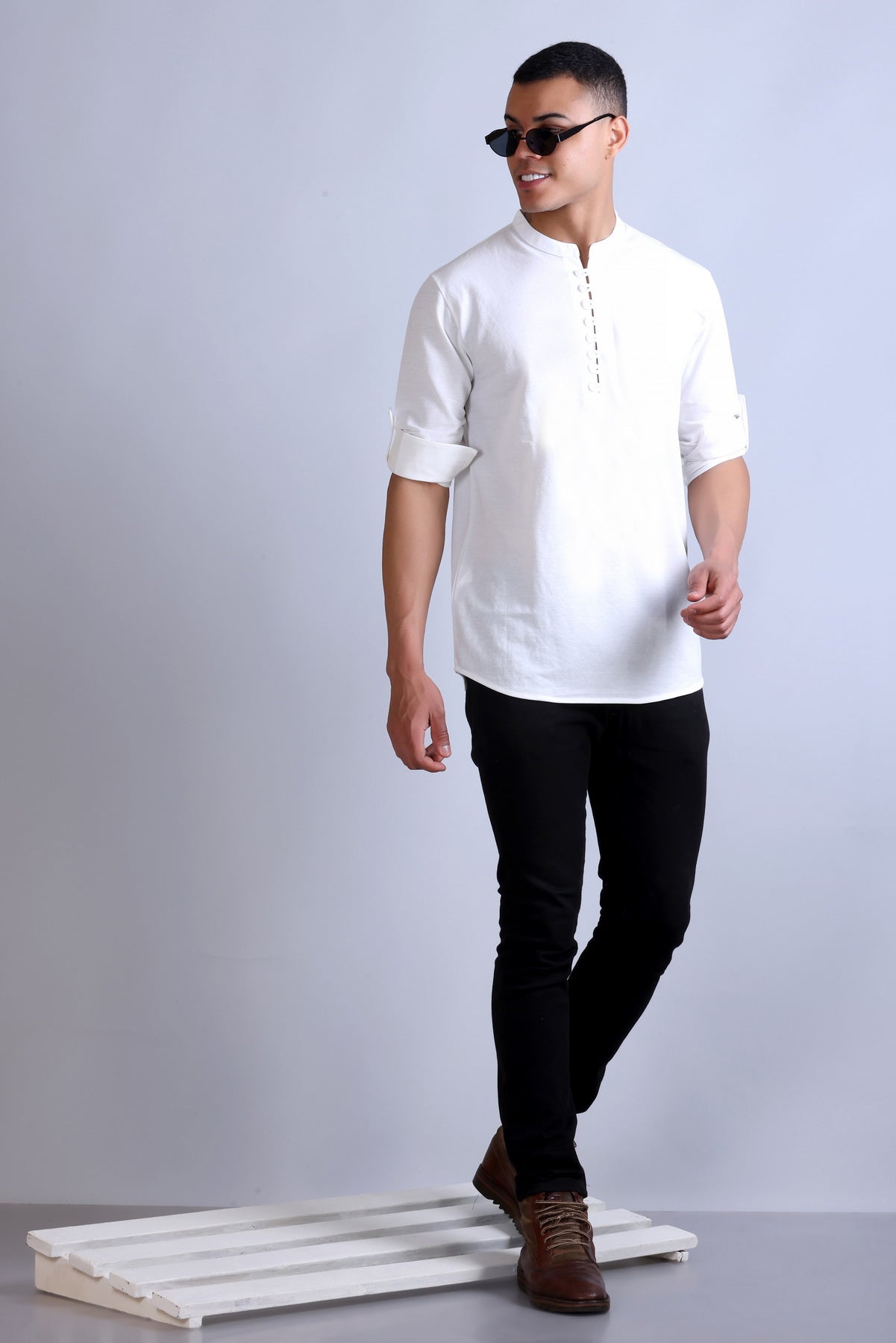 Men's White Solid Round Neck Sweatshirt