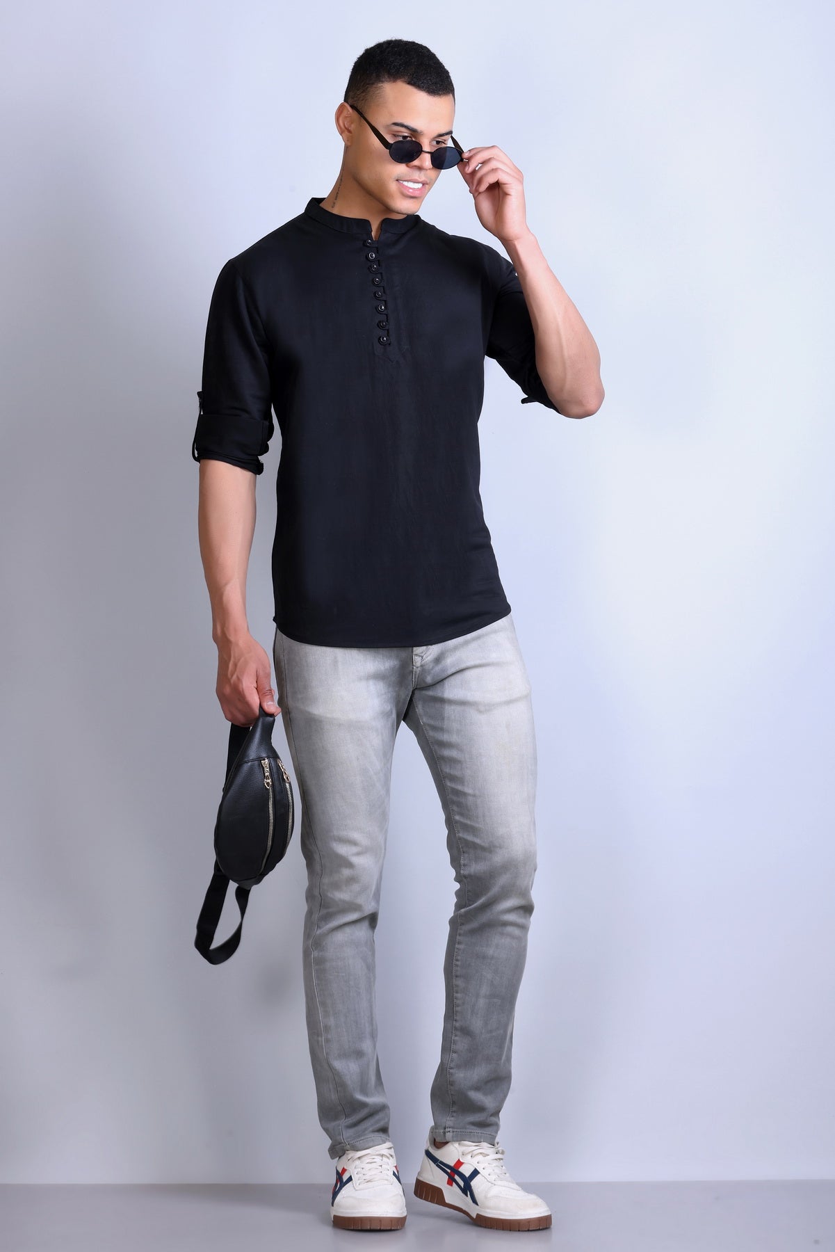 Men's Navy Blue Solid Round Neck Sweatshirt